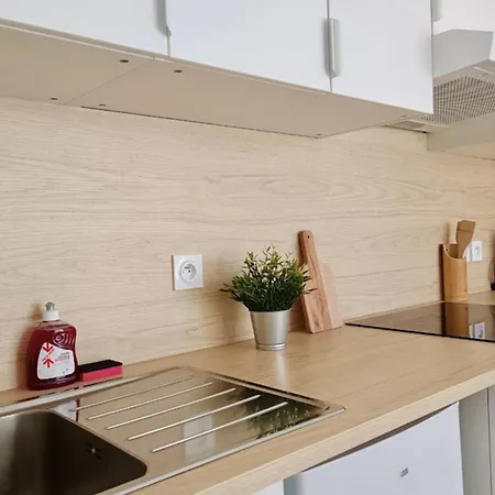 Charming 23 M Near The Sea